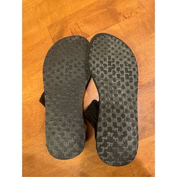 Woman’s sanuk sandals shipping available - Picture 4 of 5